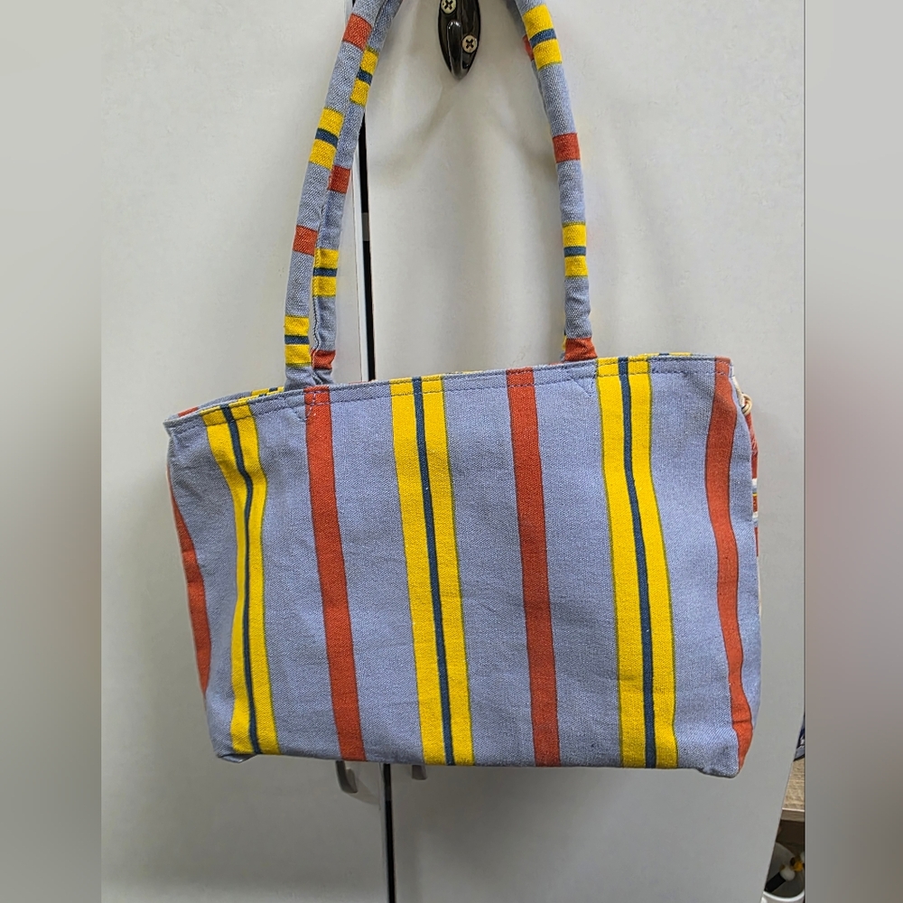 Chic Summer Tote with Blue and Cream Accents - Picture 5 of 7